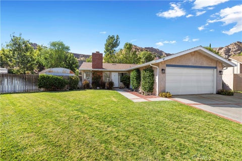Photo of 14719 Zinnia Court, Canyon Country, CA 91387 (MLS # SR26218703)