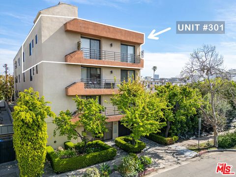 Photo of 106 N Croft Avenue #301, Los Angeles, CA 90048 (MLS # 26668811)