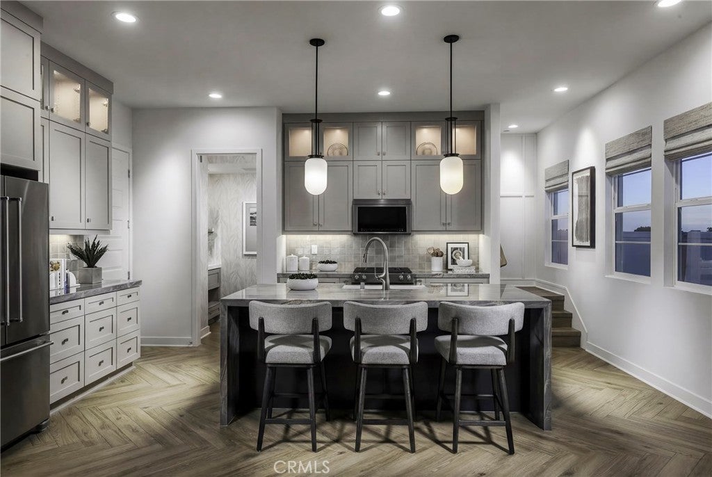 2418 Liv Way