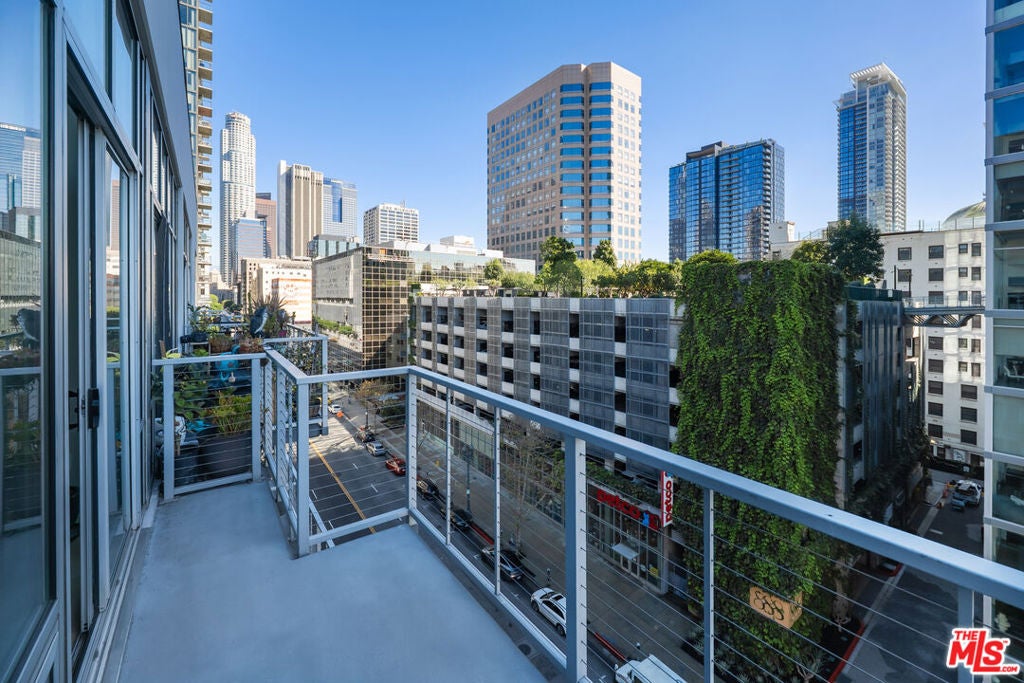 645 W 9th Street 723