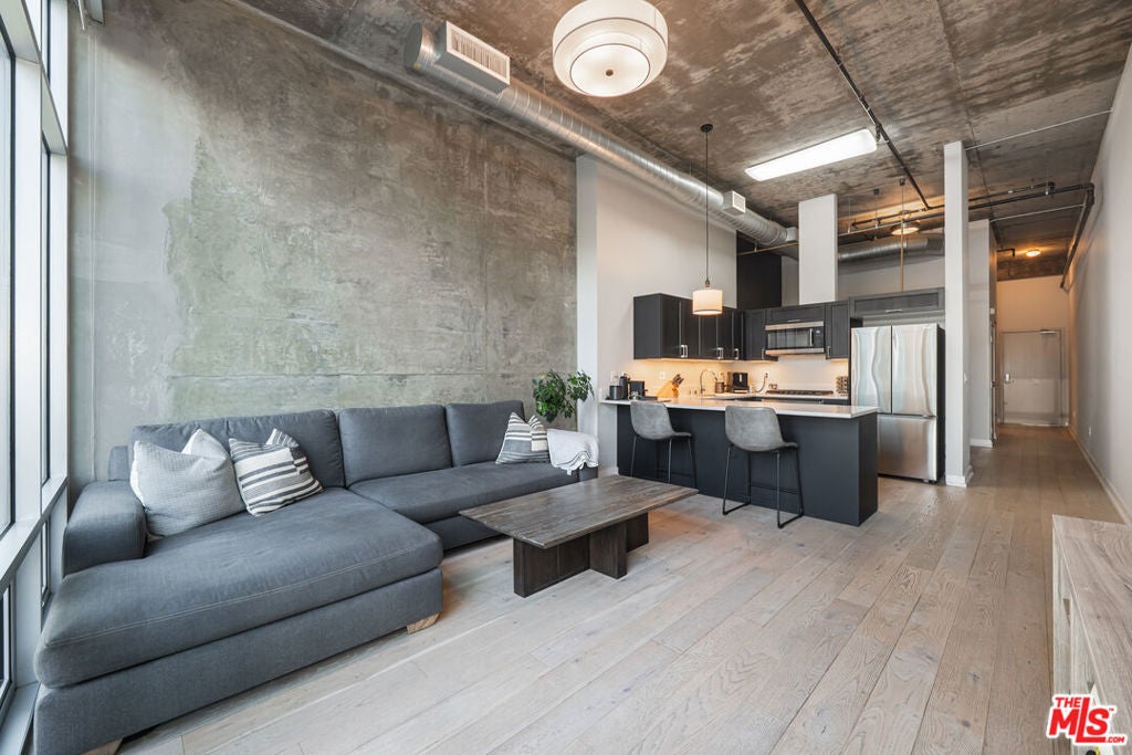 645 W 9th Street 723