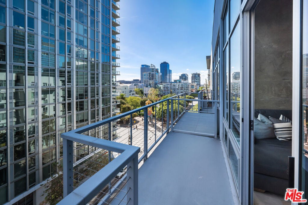 645 W 9th Street 723