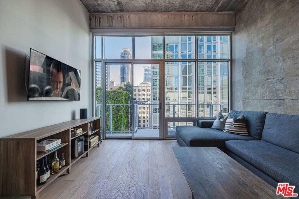 645 W 9th Street 723