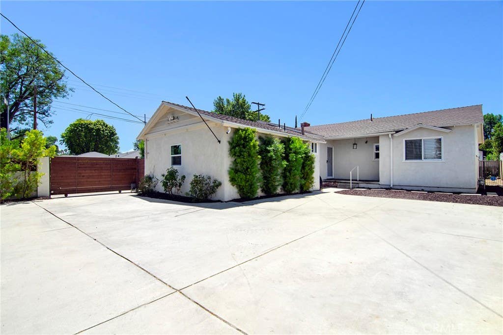 Photo of 22602 Victory Boulevard, Woodland Hills, CA 91367 (MLS # SR26156816)