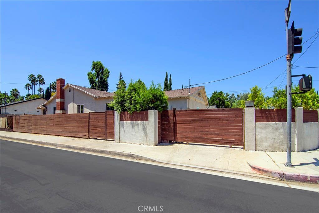 Photo of 22602 Victory Boulevard, Woodland Hills, CA 91367 (MLS # SR26156816)