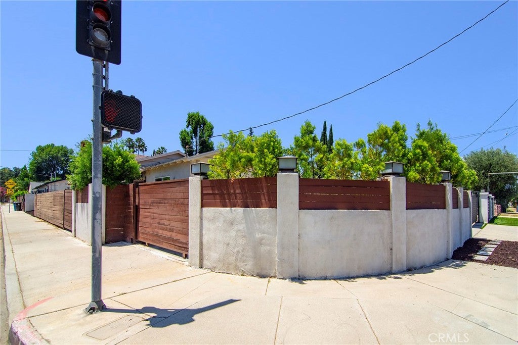 22602 Victory Boulevard, Woodland Hills CA 91367