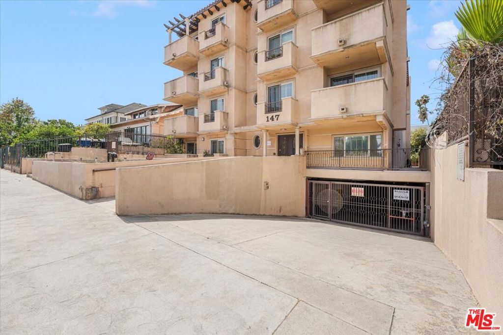 Photo of 147 N Berendo Street #202, Los Angeles, CA 90004 (MLS # 26655041)