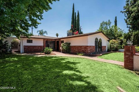 Photo of 17220 Rinaldi Street, Granada Hills, CA 91344 (MLS # 225005248)