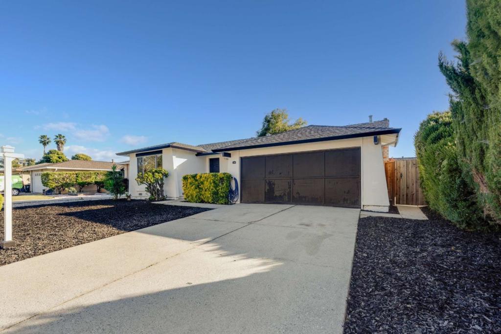 1957 Minto Drive
