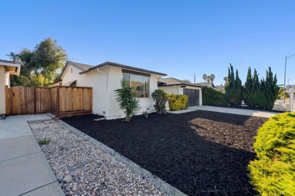 1957 Minto Drive