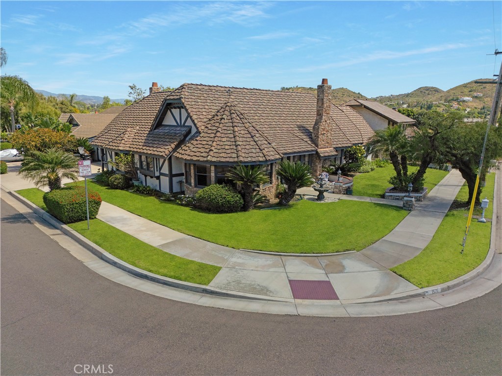 1571 N Santiago Boulevard