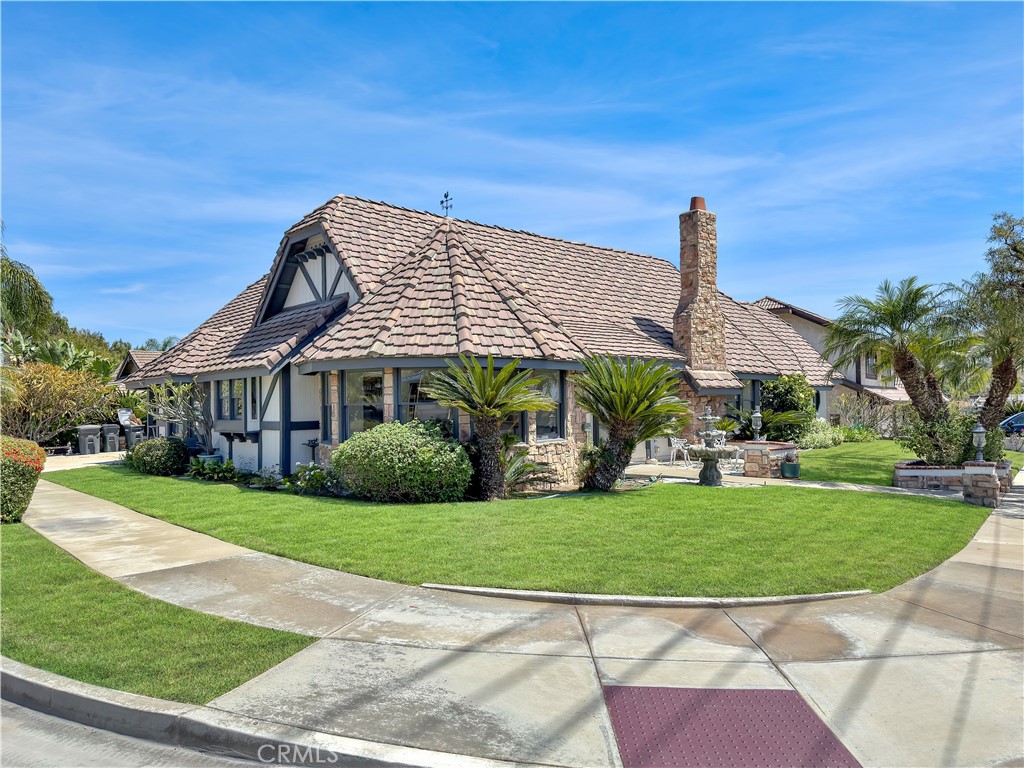 1571 N Santiago Boulevard