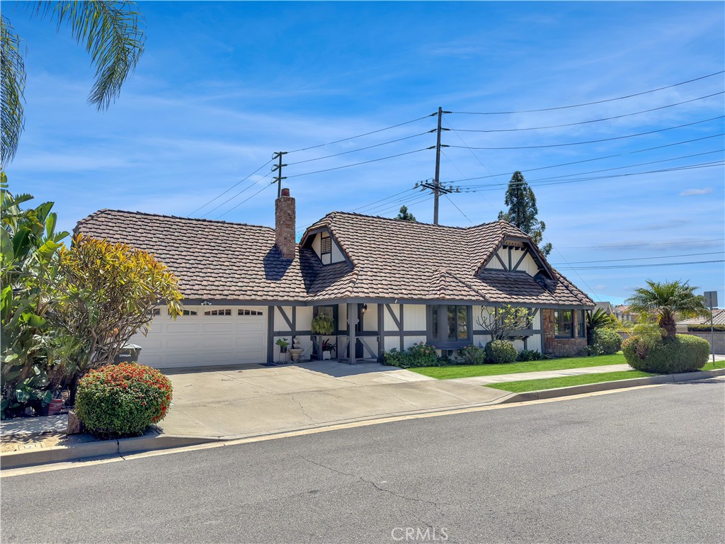 1571 N Santiago Boulevard