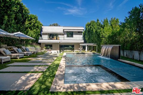 Photo of 14840 Sutton Street, Sherman Oaks, CA 91403 (MLS # 26659613)