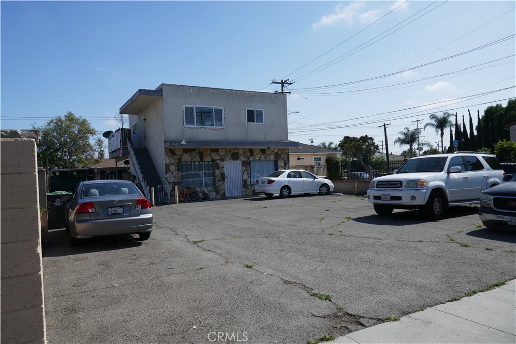 This is an exceptional investment opportunity featuring three well-maintained residential income units. Unit A boasts a generously sized bedroom and a full bathroom. Unit B offers an upstairs living space with two bedrooms and a bathroom. Unit C also includes two bedrooms and a bathroom. Each unit comes with its own gas and electric meter for maximum efficiency. The property sits on an expansive lot, providing ample parking for residents and guests. Don’t miss out on this prime investment opportunity!