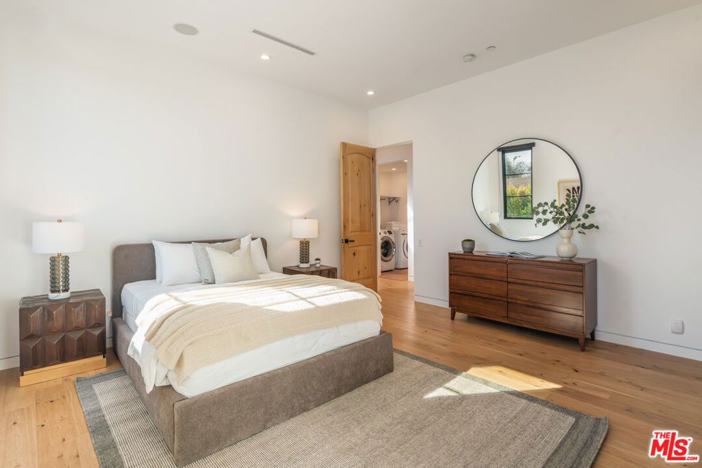 listing image 130728717652752516384