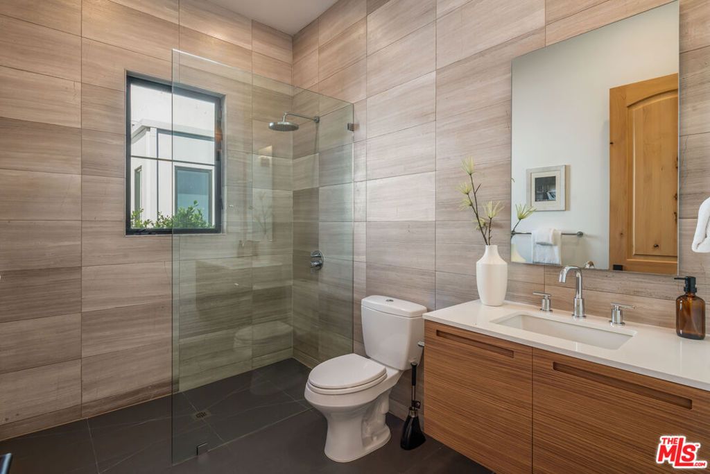 listing image 130727841759978599751