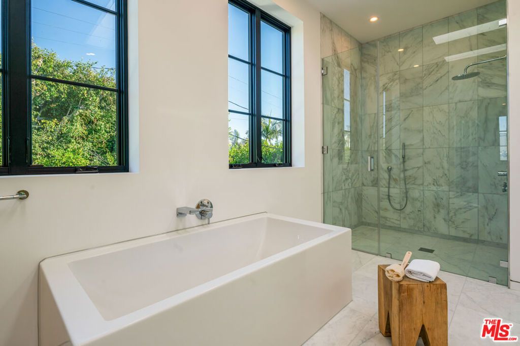 listing image 130729655372435301831