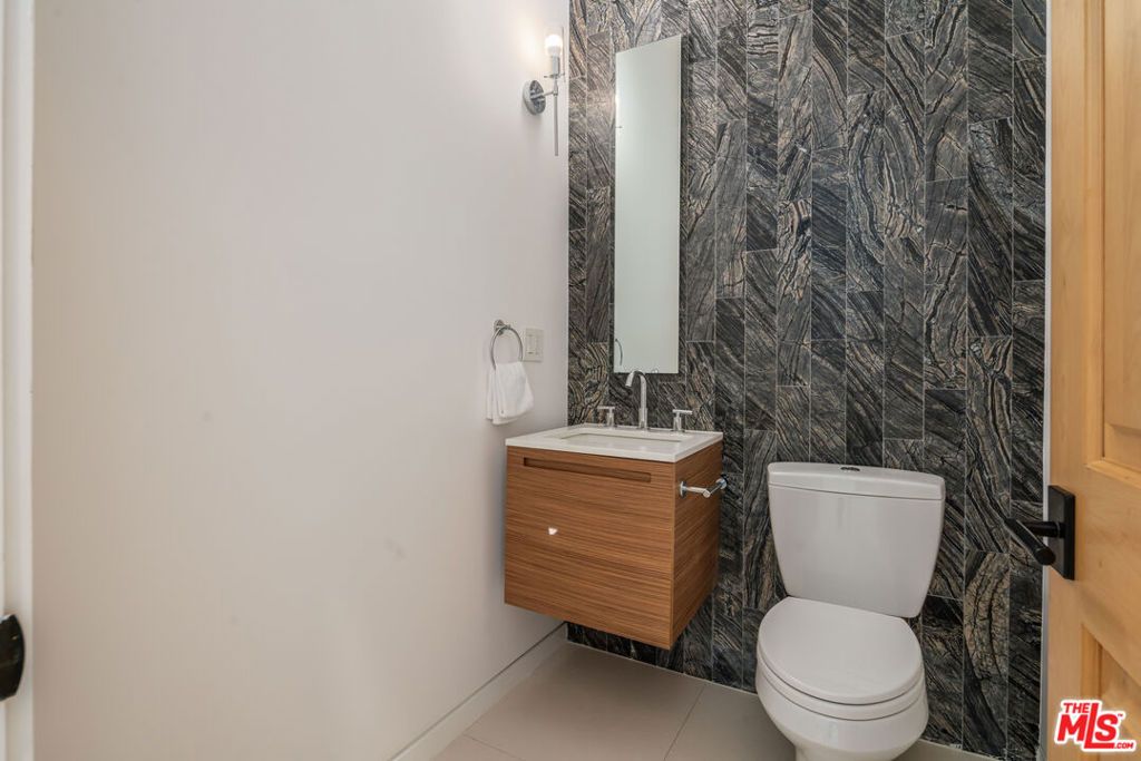 listing image 130722789935418744576