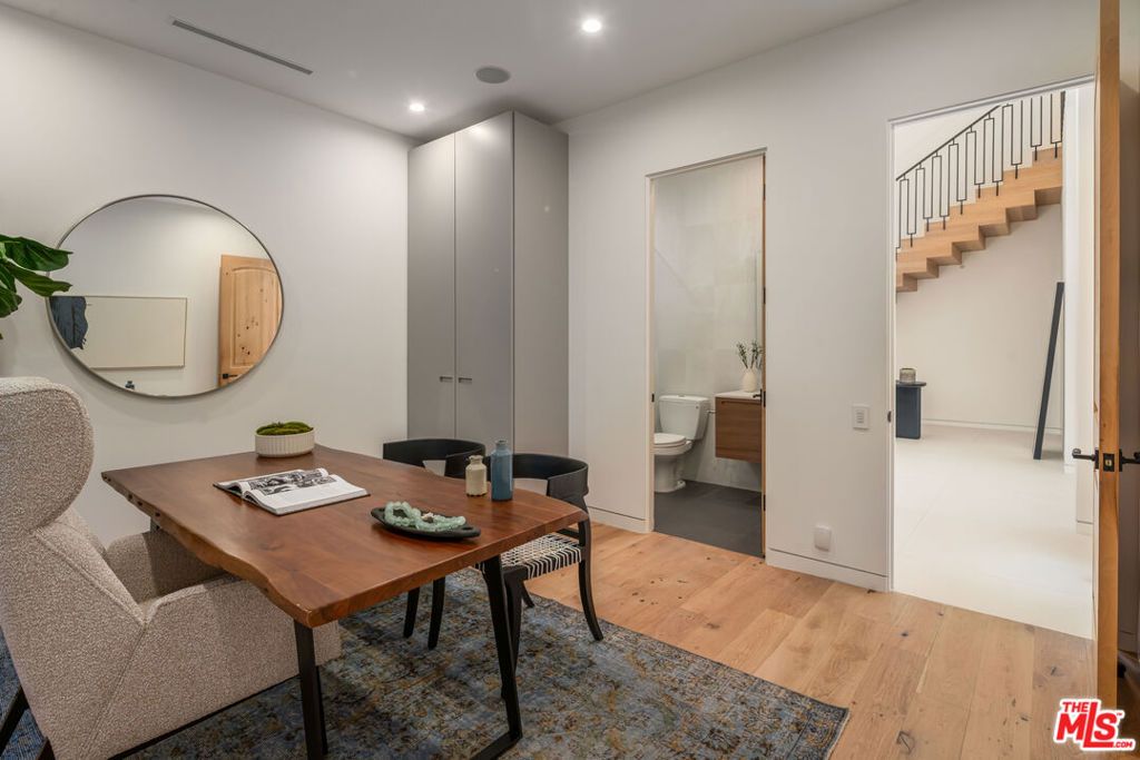 listing image 130722682051804833258
