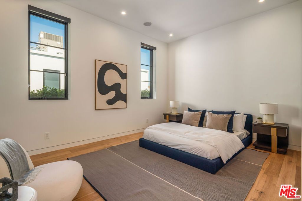 listing image 130722838253536187498