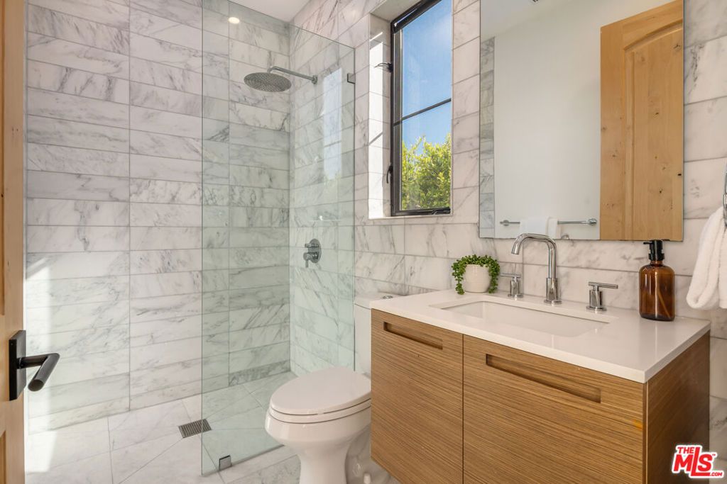 listing image 130728083204214069051