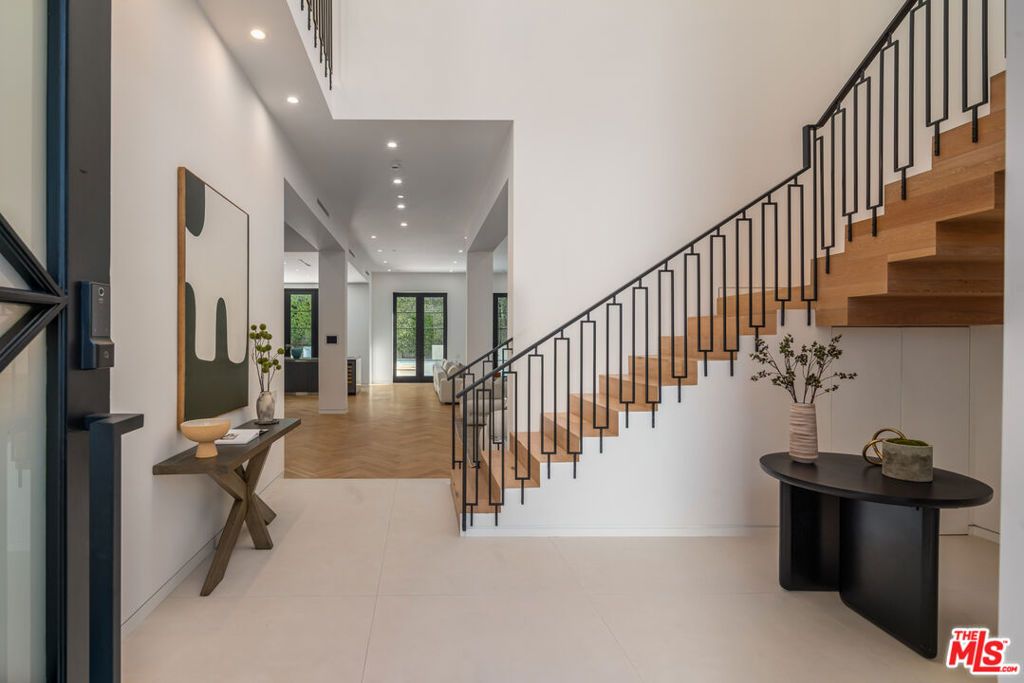 listing image 130722385417215396065