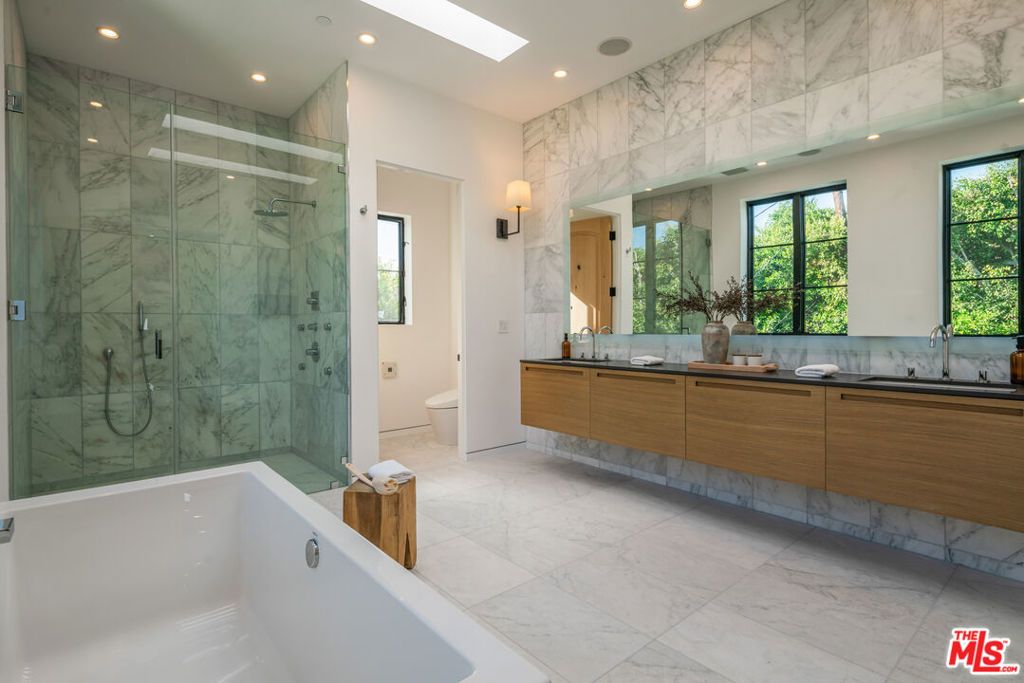 listing image 130724468466217295254