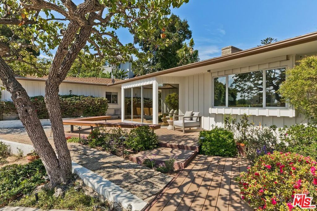 Photo of 251 Ashdale Avenue, Los Angeles, CA 90049 (MLS # 25583177)