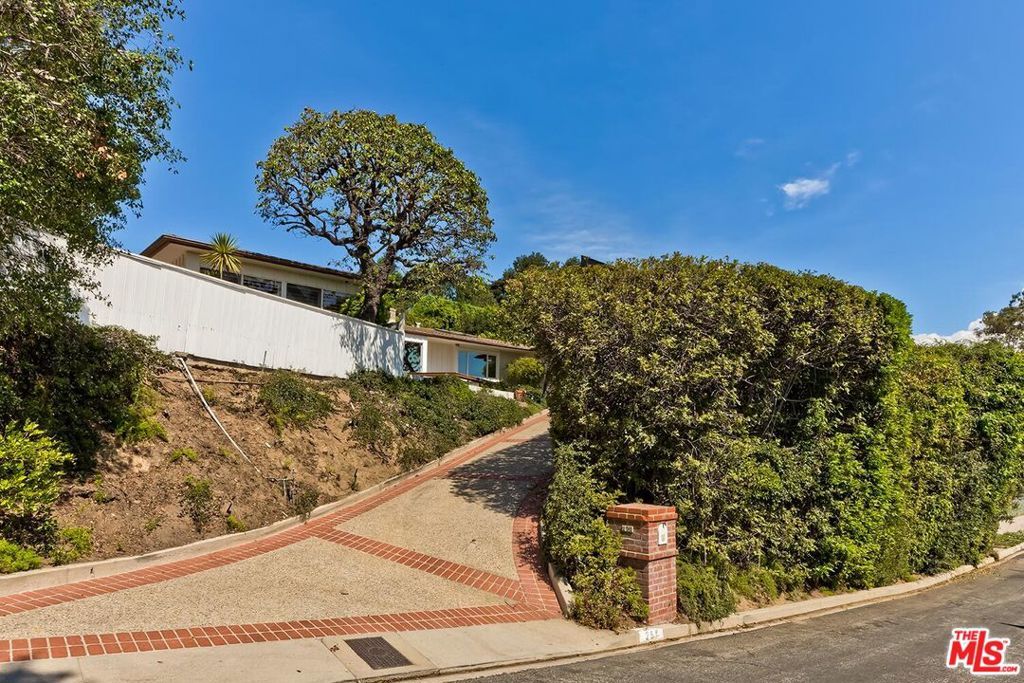 Photo of 251 Ashdale Avenue, Los Angeles, CA 90049 (MLS # 25583177)