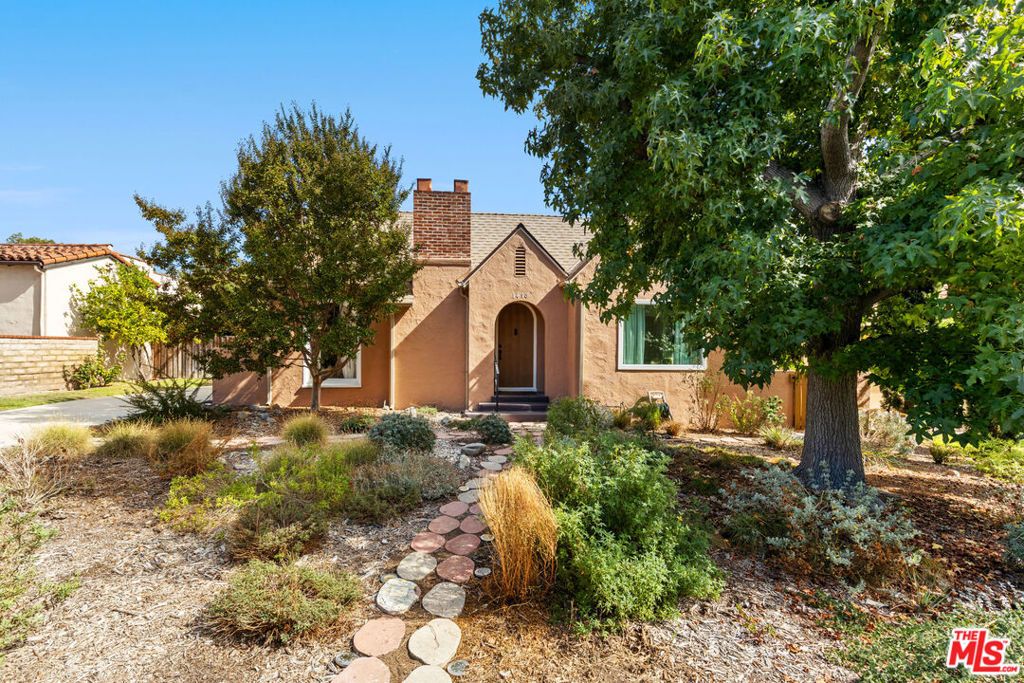 Photo of 1418 Cleveland Road, Glendale, CA 91202 (MLS # 25605989)