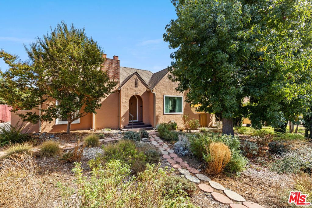 Photo of 1418 Cleveland Road, Glendale, CA 91202 (MLS # 25605989)