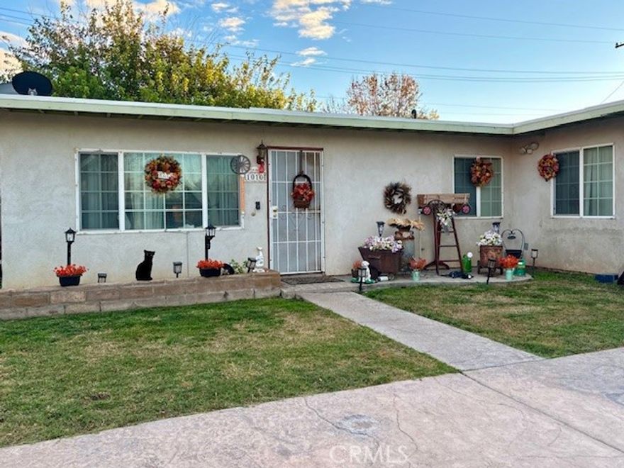 This charming home offers a spacious layout with plenty of natural light, an inviting living area, and a functional kitchen perfect for everyday living. The property features generous outdoor space, ideal for relaxing, entertaining, or future upgrades. Located in a quiet neighborhood with easy access to schools, shopping, and main commuter routes, this home is a great opportunity for buyers seeking value and potential.