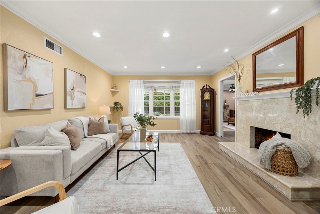 415 W Acacia