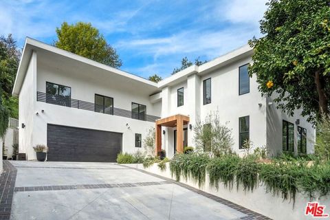 Photo of 4545 Balboa Avenue, Encino, CA 91316 (MLS # 26840259)