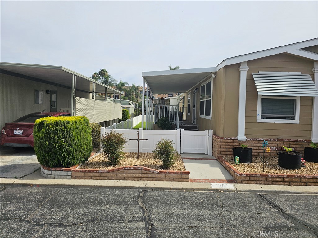 2205 W Acacia Avenue 16