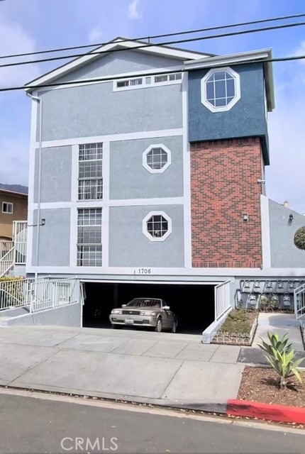 This 1990-built condominium has two bedrooms and 2.5 bathrooms. It is 916 sq. ft. and has been freshly painted. The living room with a fireplace has laminate flooring, and the kitchen and bathrooms are tiled. The gated garage area has 2 parking spaces.