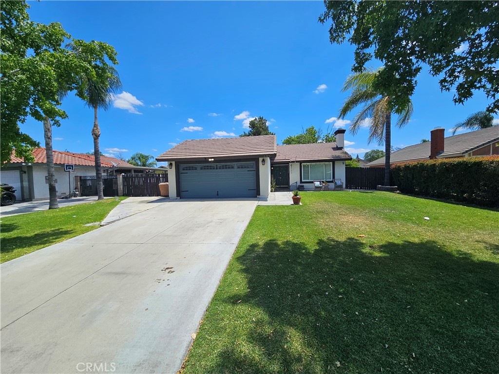 685 S Smoketree Avenue S