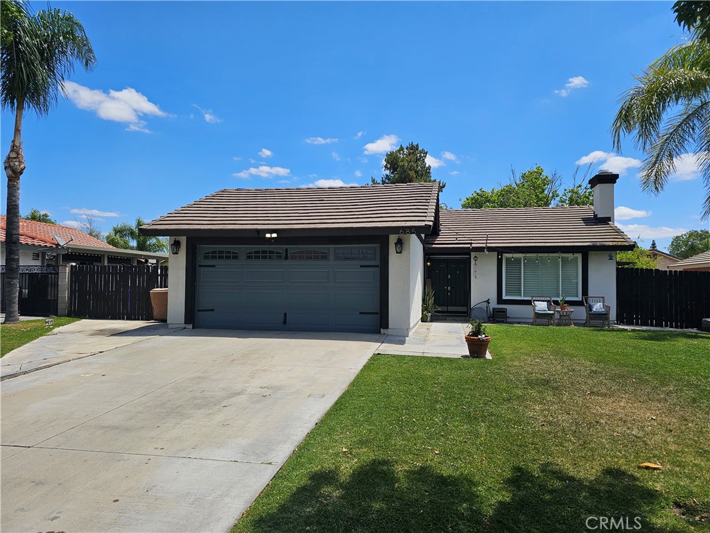 685 S Smoketree Avenue S