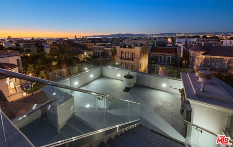 Photo of 138 Voyage Mall, Marina Del Rey, CA 90292 (MLS # 26852455)