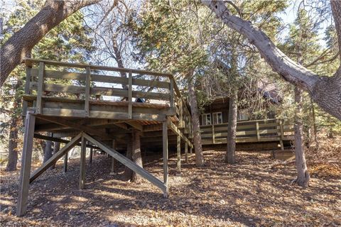 Photo of 1332 Siskiyou Drive, Big Bear Lake, CA 92315 (MLS # IG25260223)