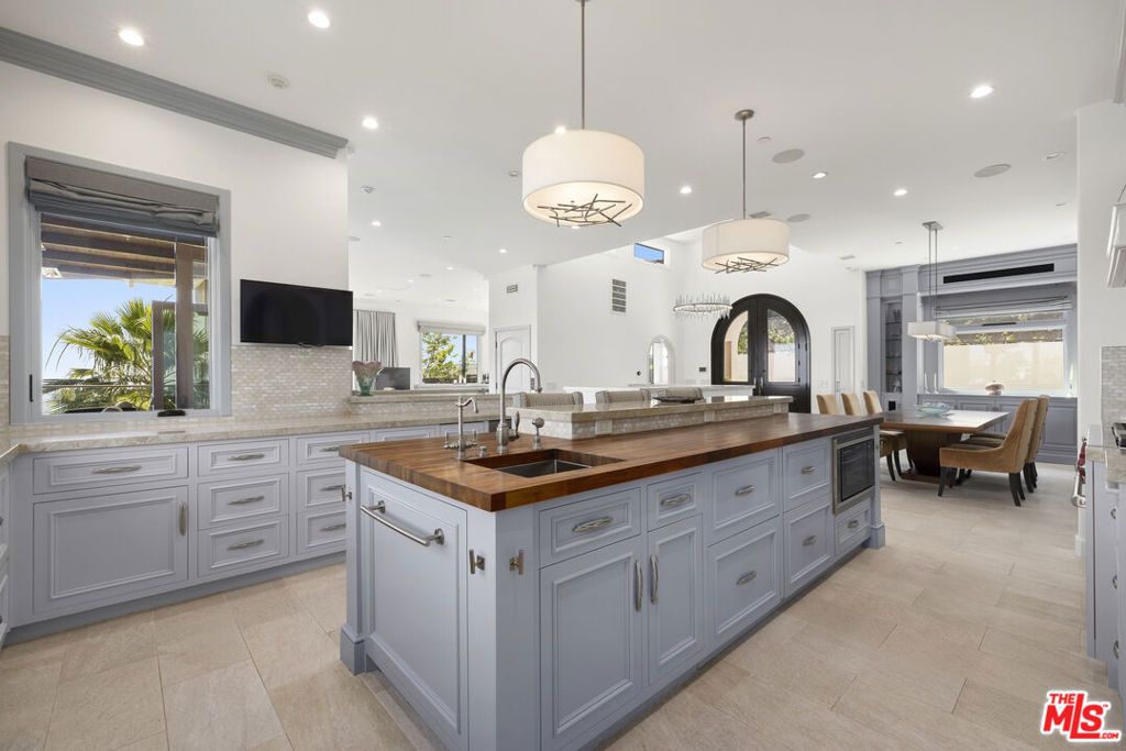 Photo of 1380 Summitridge Place, Beverly Hills, CA 90210 (MLS # 26739843)