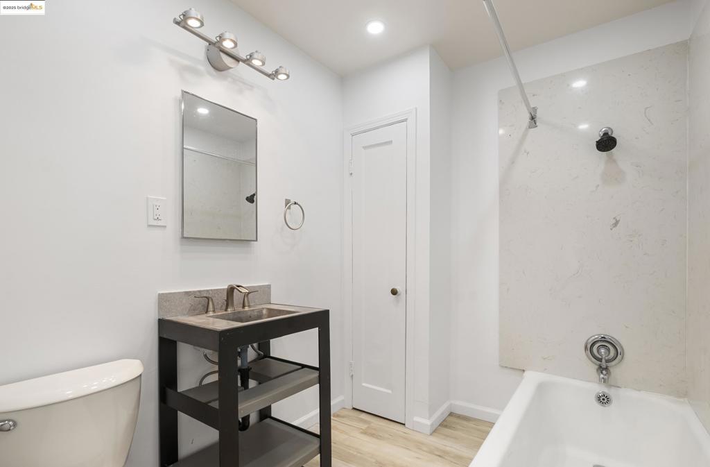 OAKLAND - Residential