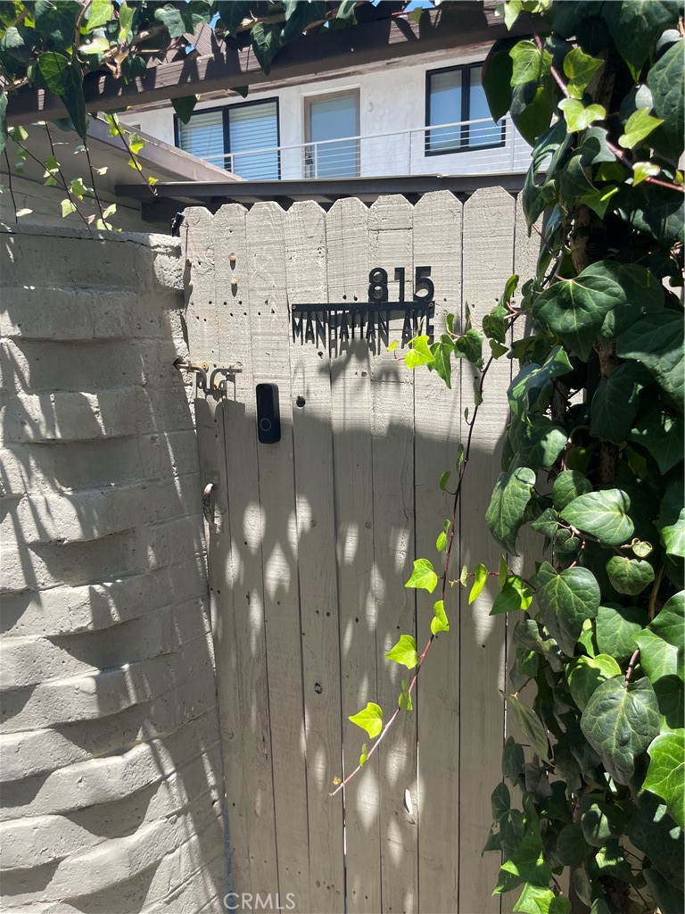 Just reduced for quick lease! Less than 2 blocks to the beach, Like new!! Wood floor, beams, privacy . This is a rare, wonderful one bedroom house, behind a walled courtyard with a front patio for maximum privacy and lots of room for patio furniture and plants galore. The house has lots of light, beams, and a fireplace. new kitchen and new wood floors.
Live the beach life