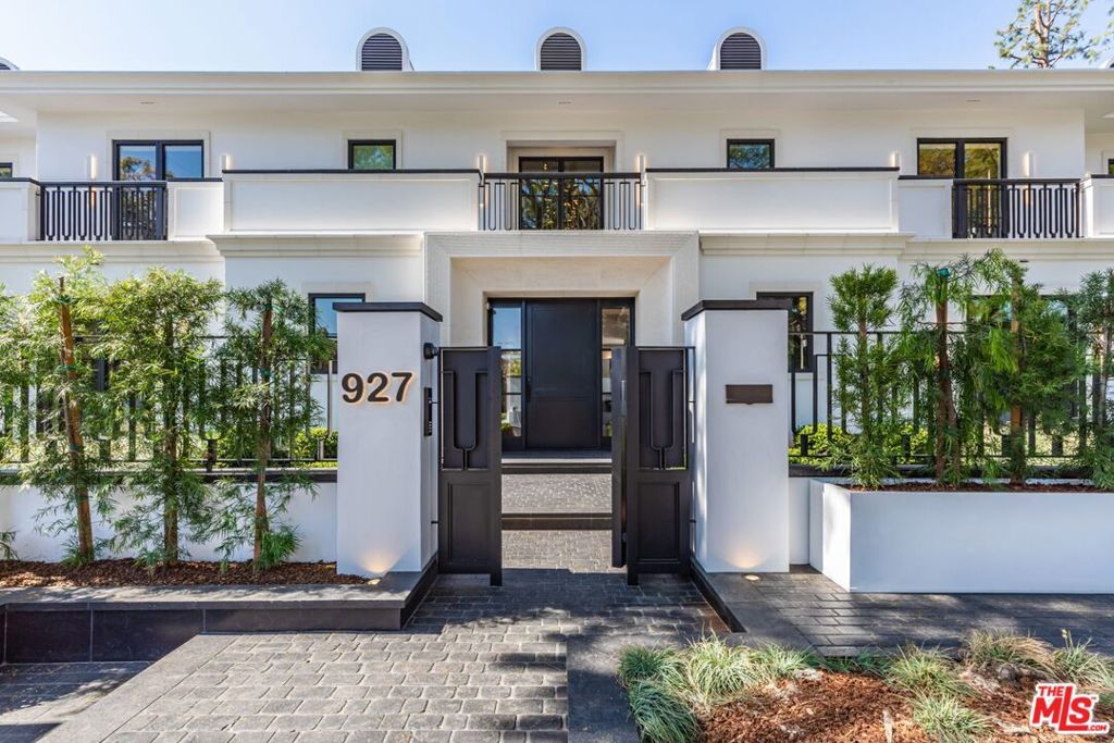 Photo of 927 N Whittier Drive, Beverly Hills, CA 90210 (MLS # 26712523)