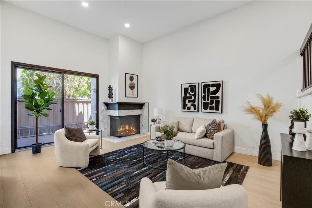 17150 Burbank 23