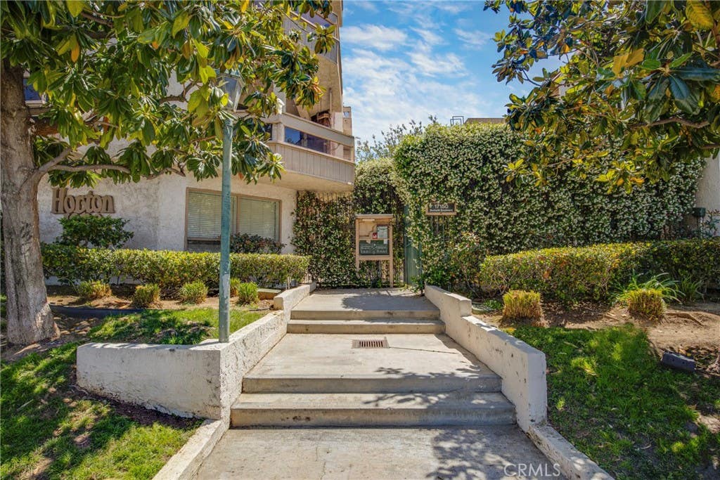 Photo of 17150 Burbank BLVD #23, Encino, CA 91316 (MLS # GD26103707)