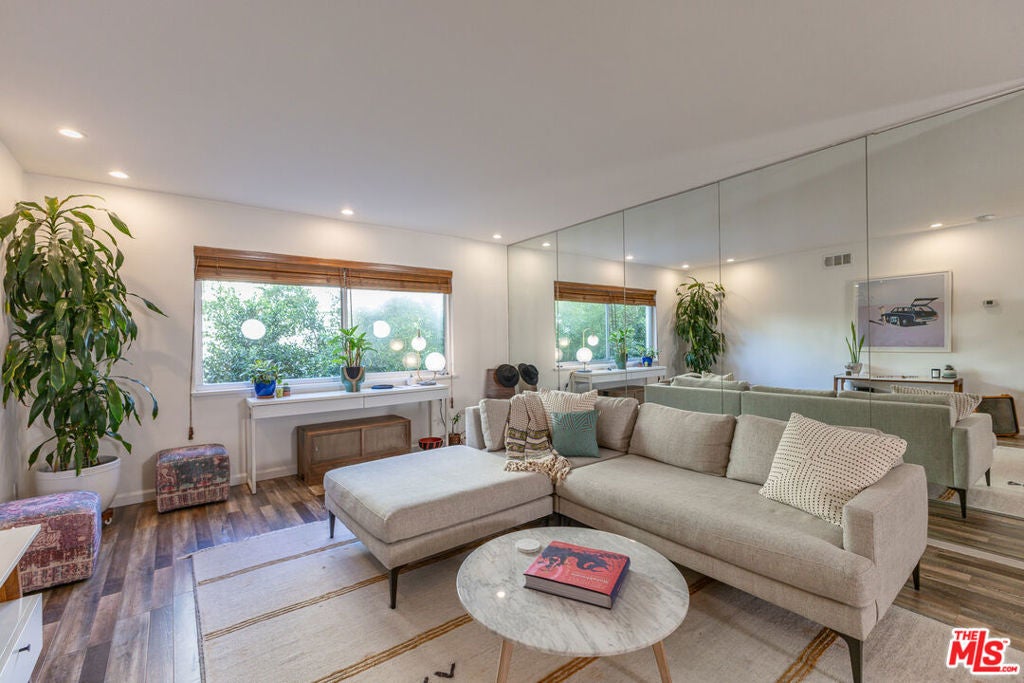 2260 N Cahuenga Boulevard 306