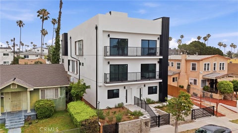 Photo of 1428 S Cloverdale Avenue, Los Angeles, CA 90019 (MLS # SB26220913)