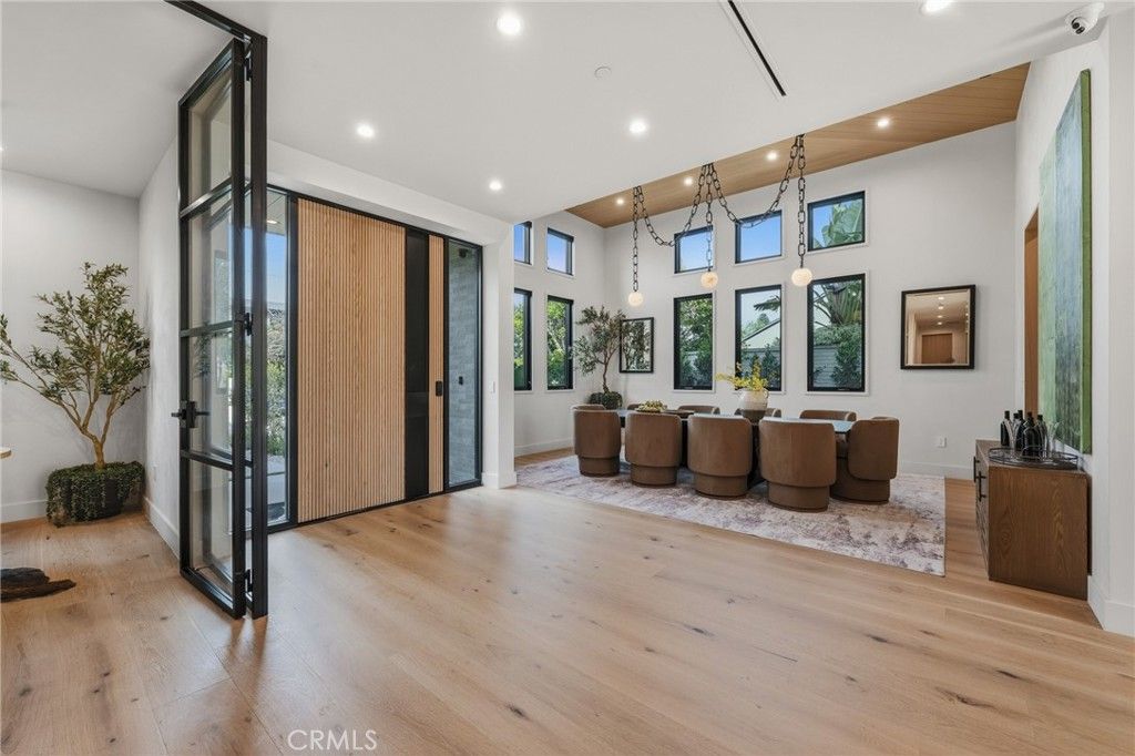 Photo of 16252 Addison Street, Encino, CA 91436 (MLS # SR26049537)